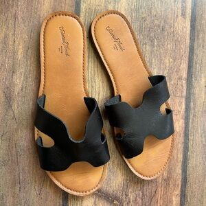 Universal Thread Black and Tan Sandals